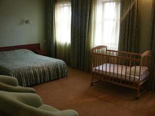 Отель Стара Вежа Отель Борисполь Семейный номер с детской кроваткой-6